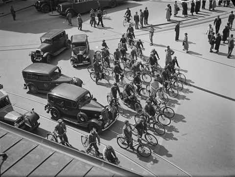Verkehr am Loebegge und Bubenbergplatz. Fotografie von Martin Hesse. Signatur: FN.G.A.243