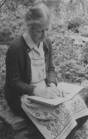 Kinder- und Jugendbuchautorin Elisabeth Müller in ihrem Garten um 1950