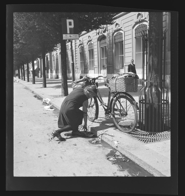 Nach dem Markt: Suche nach Abfällen, 1942. N Eugen Thierstein 269/44. Vergrösserte Ansicht