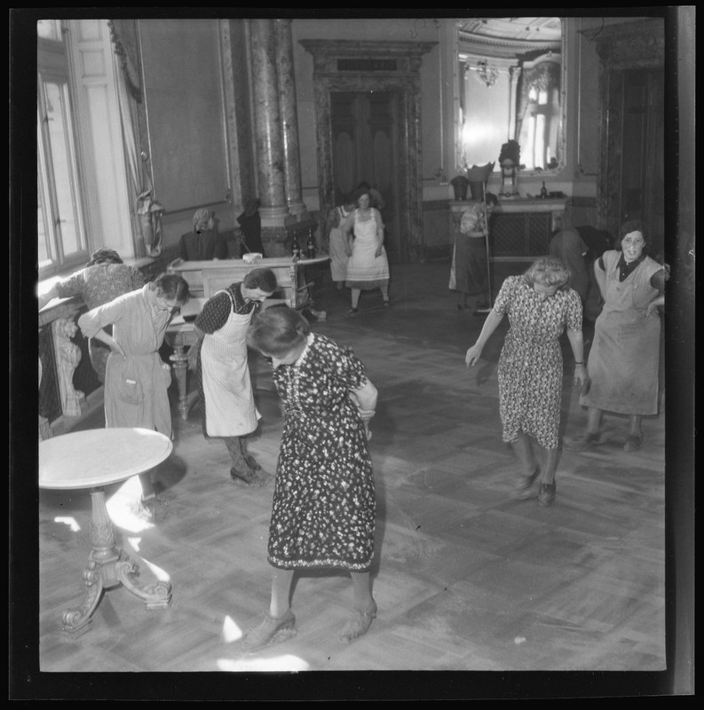 Boden polieren während der Frühjahrsreinigung im Bundeshaus, 24. Mai 1944. N Eugen Thierstein. Vergrösserte Ansicht