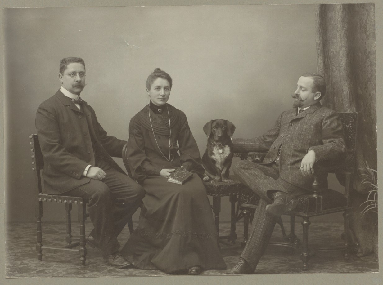 Die Fotografie zeigt die Gebrüder Johann Friedrich (1872–1959) und Karl Adolf (1875–1939) Stauffer mit ihrer Schwester Marie Hug-Stauffer (1871–1909).