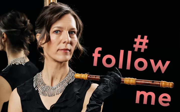 Plakat zeigt eine Dame welche eine Flöte in der Hand hält. rund um die Flöte steht in grossen Lettern «#follow me».