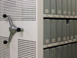 Aufnahme des Rollregals mit Archivschachteln.