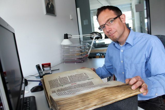 Das Foto zeigt den wissenschaftliche Mitarbeiter bei der Arbeit.