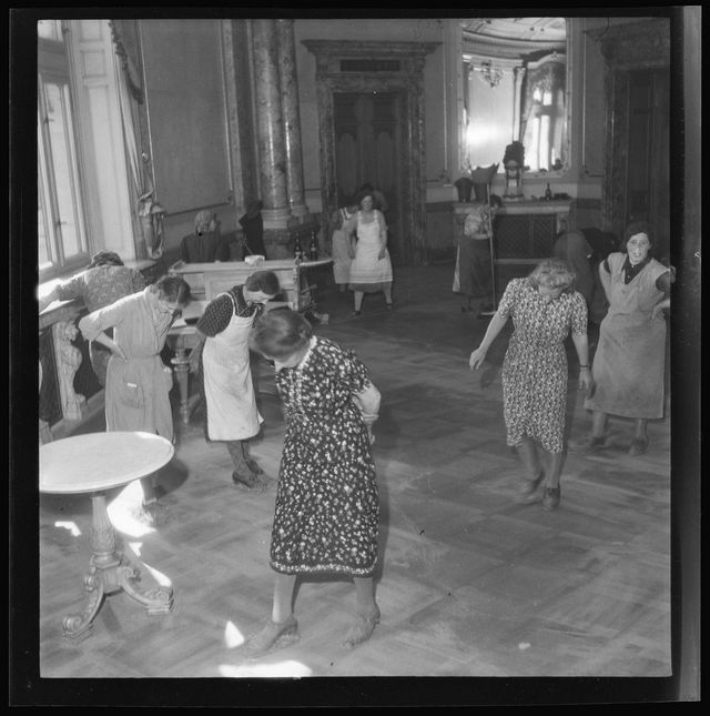 Frauen bei der Frühjahrsreinigung im Bundeshaus.