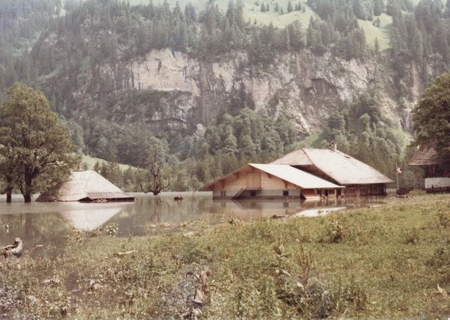 Fotografie zeigt Überschwemmung am Tschingelsee.