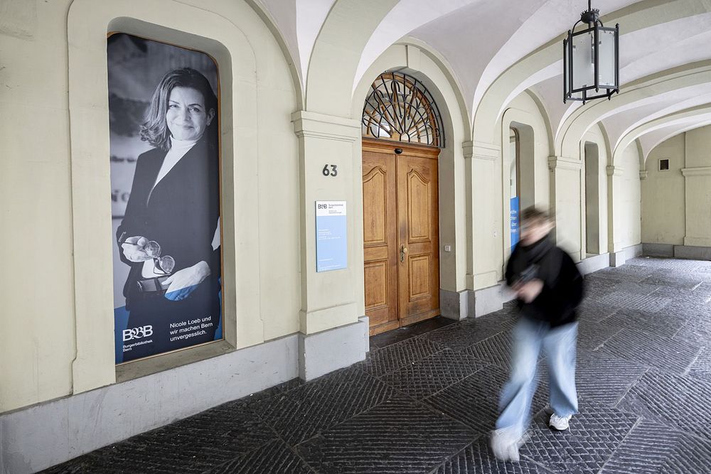 Plakate am Eingang der Burgerbibliothek Bern an der Münstergasse 63.