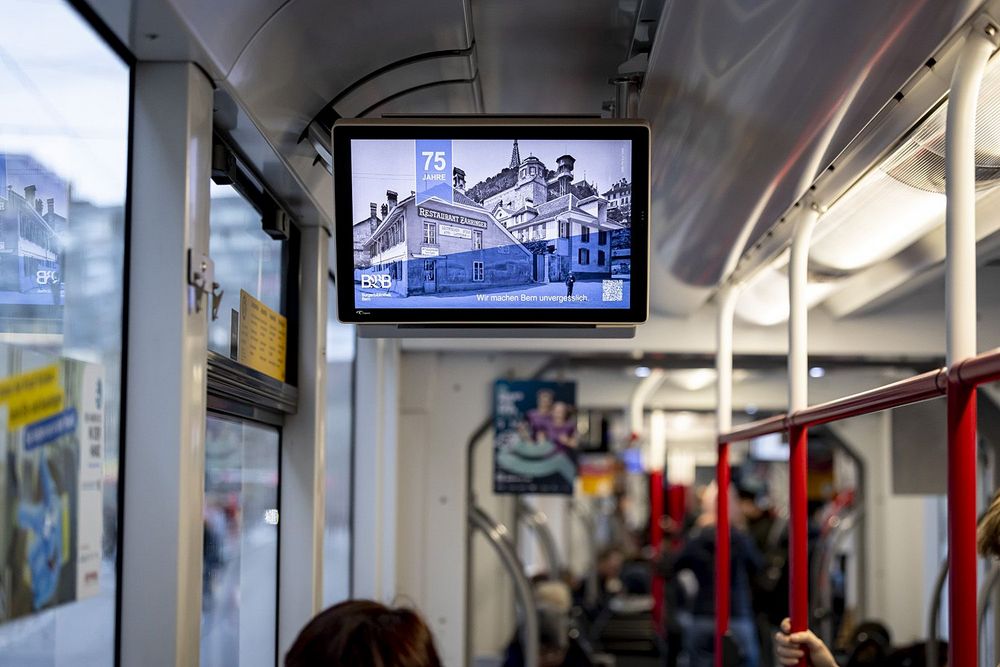 Aufnahme einer Anzeige in einem Tram.