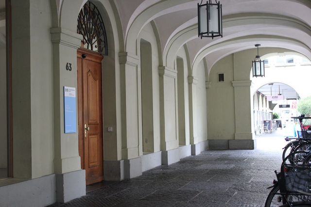 Eingang zur Burgerbibliothek Bern.