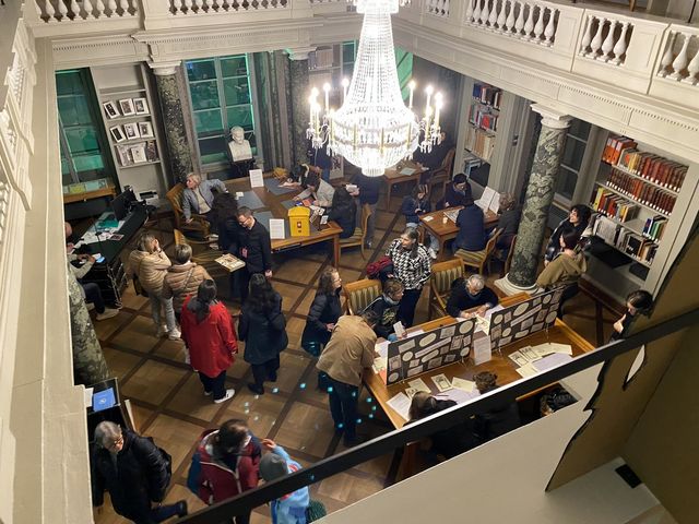 Lesesaal mit besuchenden an der Museumsnacht.