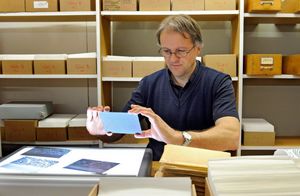 Foto zeigt den wissenschaftlichen Mitarbeiter bei der Arbeit.