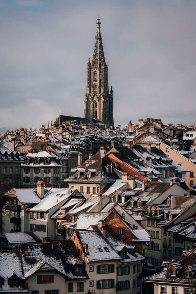 Das Siegerbild von Patric Gilgen zeigt die Altstadt von Bern mit dem Münsterturm, wobei die Dächer der Häuser mit Schnee bedeckt sind.