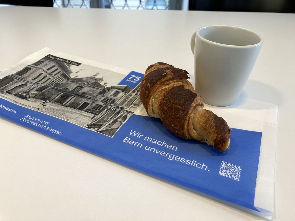 Fotografie zeigt ein Laugengipfeli, welches auf einem Brotsack liegt.