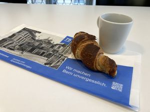 Fotografie zeigt ein Laugengipfeli, welches auf einem Brotsack liegt.