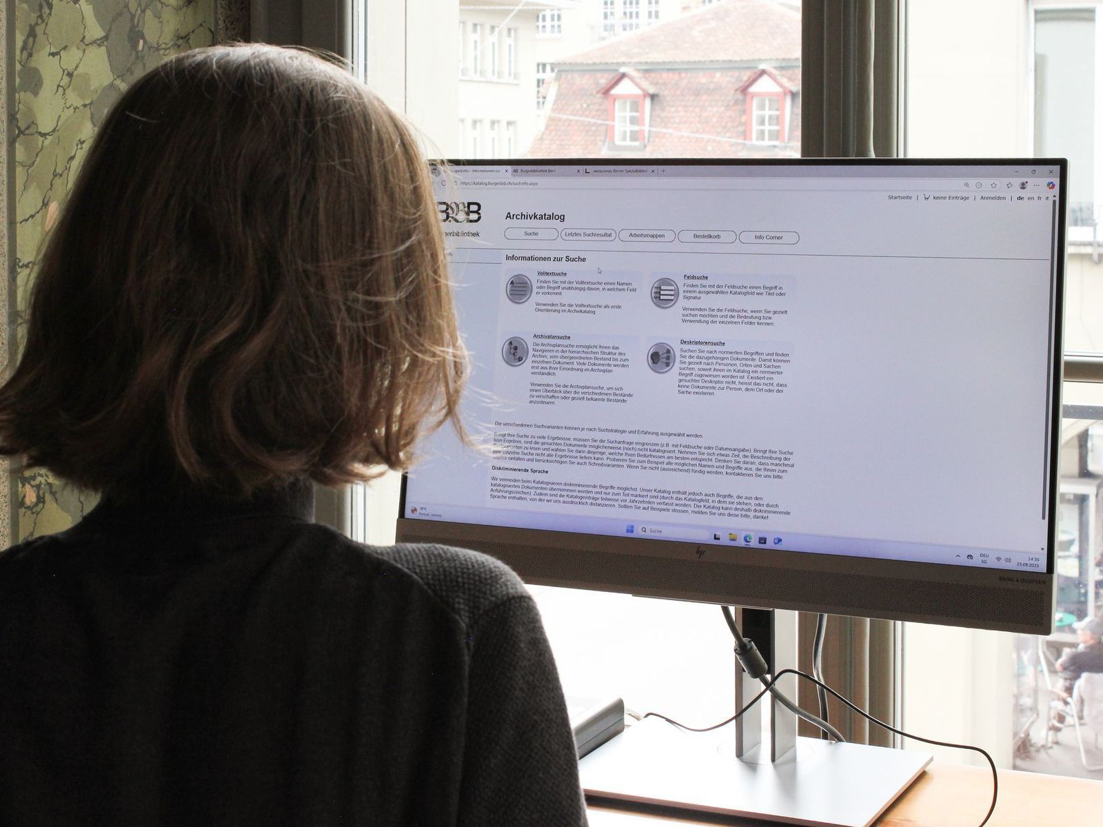 Person im Lesesaal an der Recherchestation.