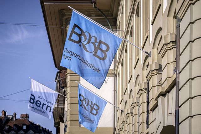 Ansicht der Fahnen, welche an der Fassade der Burgerbibliothek hängen.