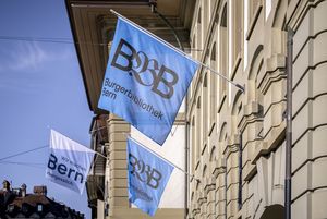 Ansicht der Fahnen, welche an der Fassade der Burgerbibliothek hängen.