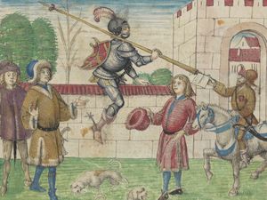 Szene: Ein Mann in Ritterrüstung sitzt auf einer Mauer wie auf einem Pferd. Ein Mann reitet mit einem Pferd an und übergibt dem Ritter ein Brief. Im Vordergrund drei Personen welche sich grüssen und zwei Hunde.