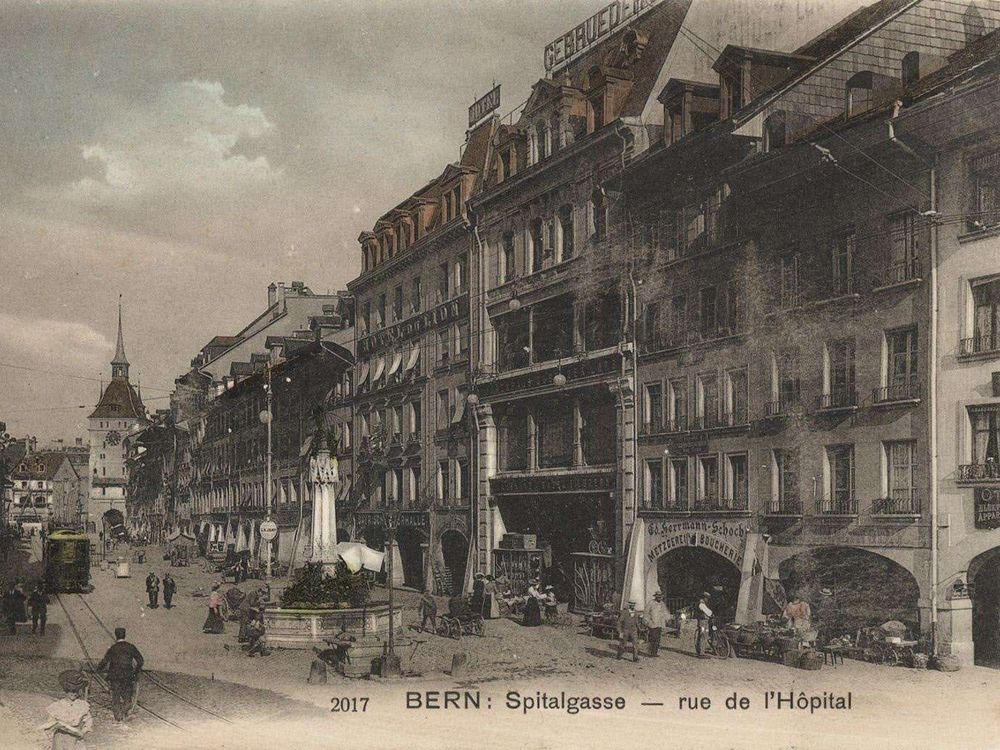 Postkarte mit Fotografie der Spitalgasse in Bern.