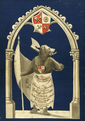 Darstellung eines vermenschlichten Bären. Der Bär unter einem gotischen Torbogen mit dem Wappen der Zunft zu Zimmerleuten. Der Bär trägt über der rechten Schulter ein Beil und in der linken Hand ein Fahne. Um den Hals trägt der Bär das Zimmerleuten-Wappen an einer Halskette.