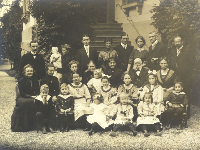 Angehörige der Familie von Lerber (Burgergemeinde Bern) und der mit ihr verschwägerten Familie Landis (Richterswil, ZH) mit ihren Nachkommen um das Jahr 1910. 