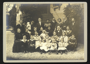 Angehörige der Familie von Lerber (Burgergemeinde Bern) und der mit ihr verschwägerten Familie Landis (Richterswil, ZH) mit ihren Nachkommen um das Jahr 1910. 