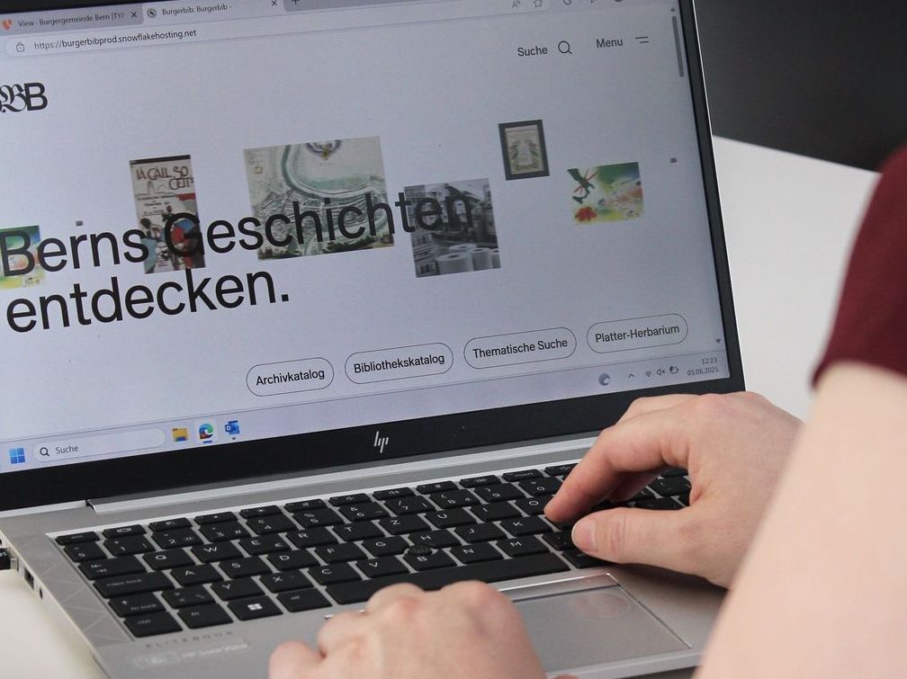 Eine Person, welche die Webseite der Burgerbibliothek Bern besucht.