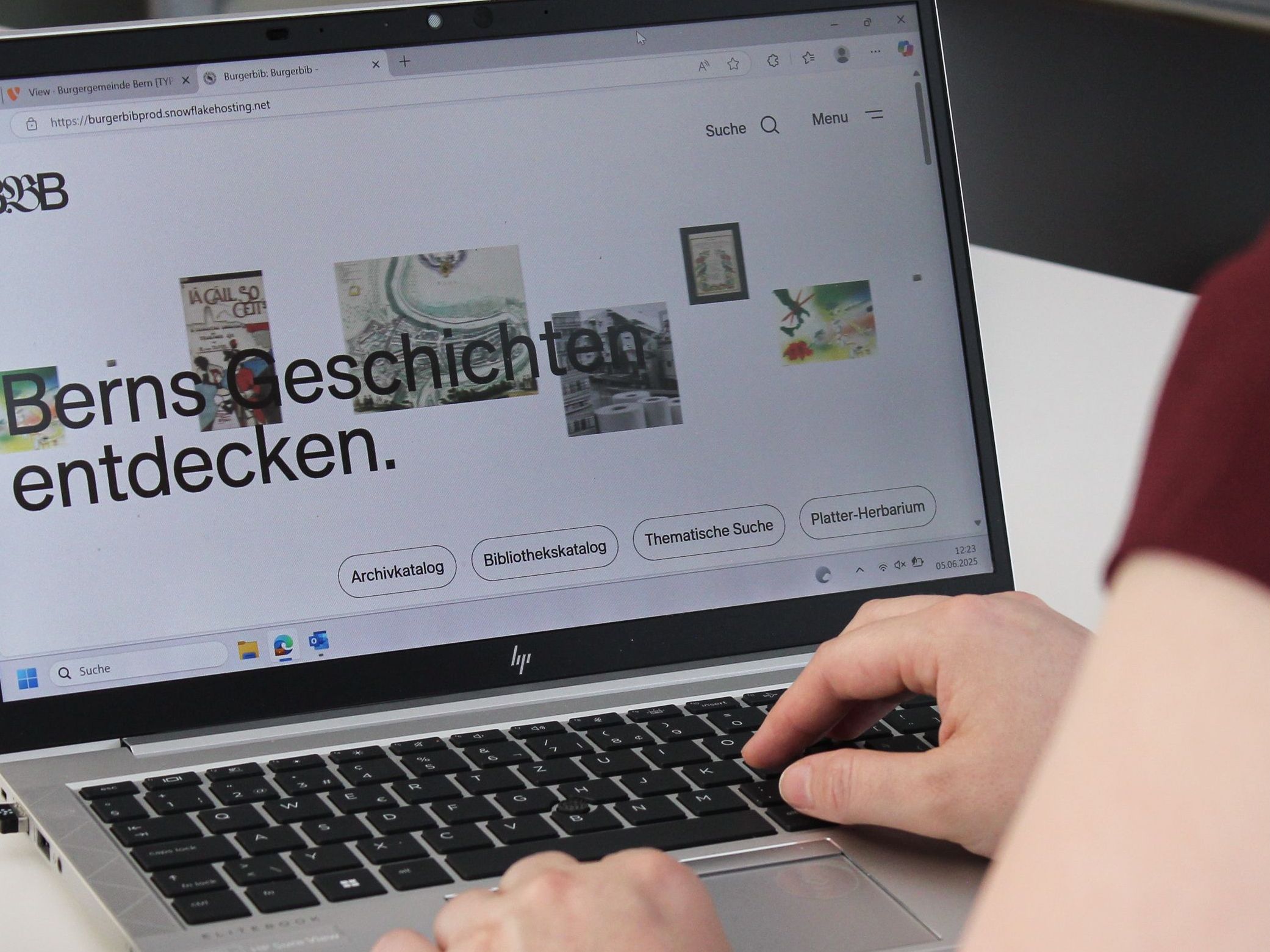 Eine Person, welche die Webseite der Burgerbibliothek Bern besucht.