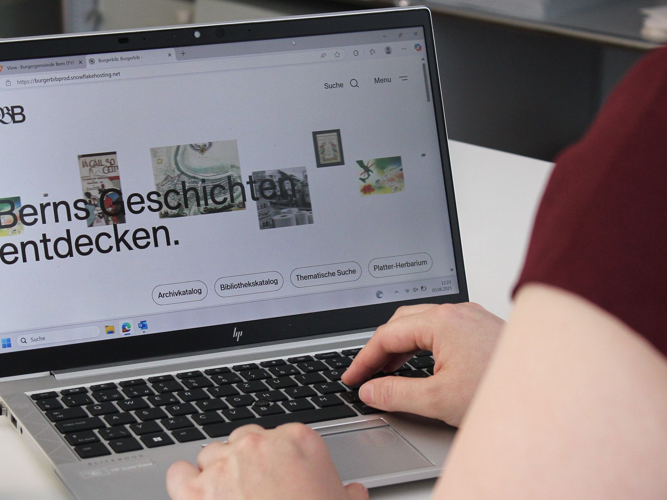 Eine Person, welche die Webseite der Burgerbibliothek Bern besucht.