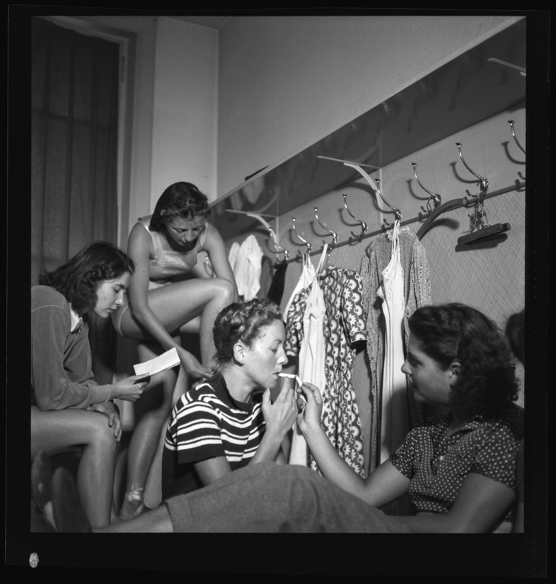 Junge Frauen in einer Umkleide.