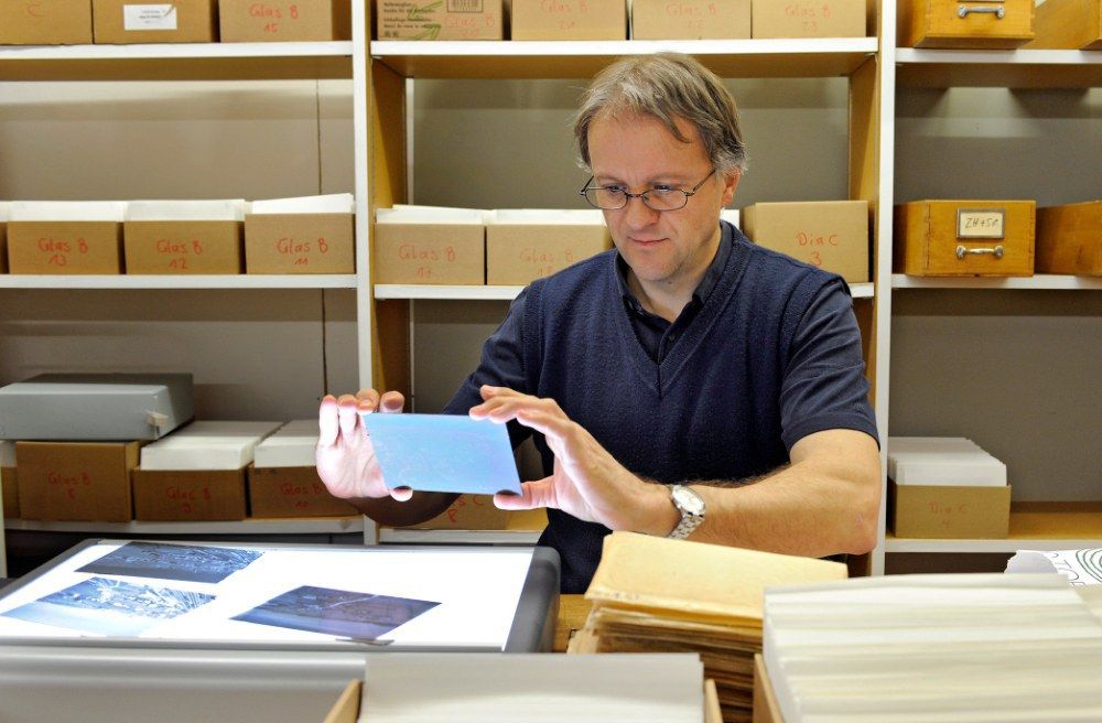 Foto zeigt den wissenschaftlichen Mitarbeiter bei der Arbeit.