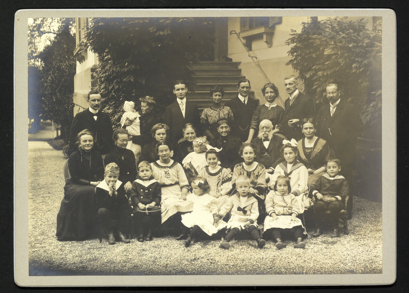 Angehörige der Familie von Lerber (Burgergemeinde Bern) und der mit ihr verschwägerten Familie Landis (Richterswil, ZH) mit ihren Nachkommen um das Jahr 1910. 