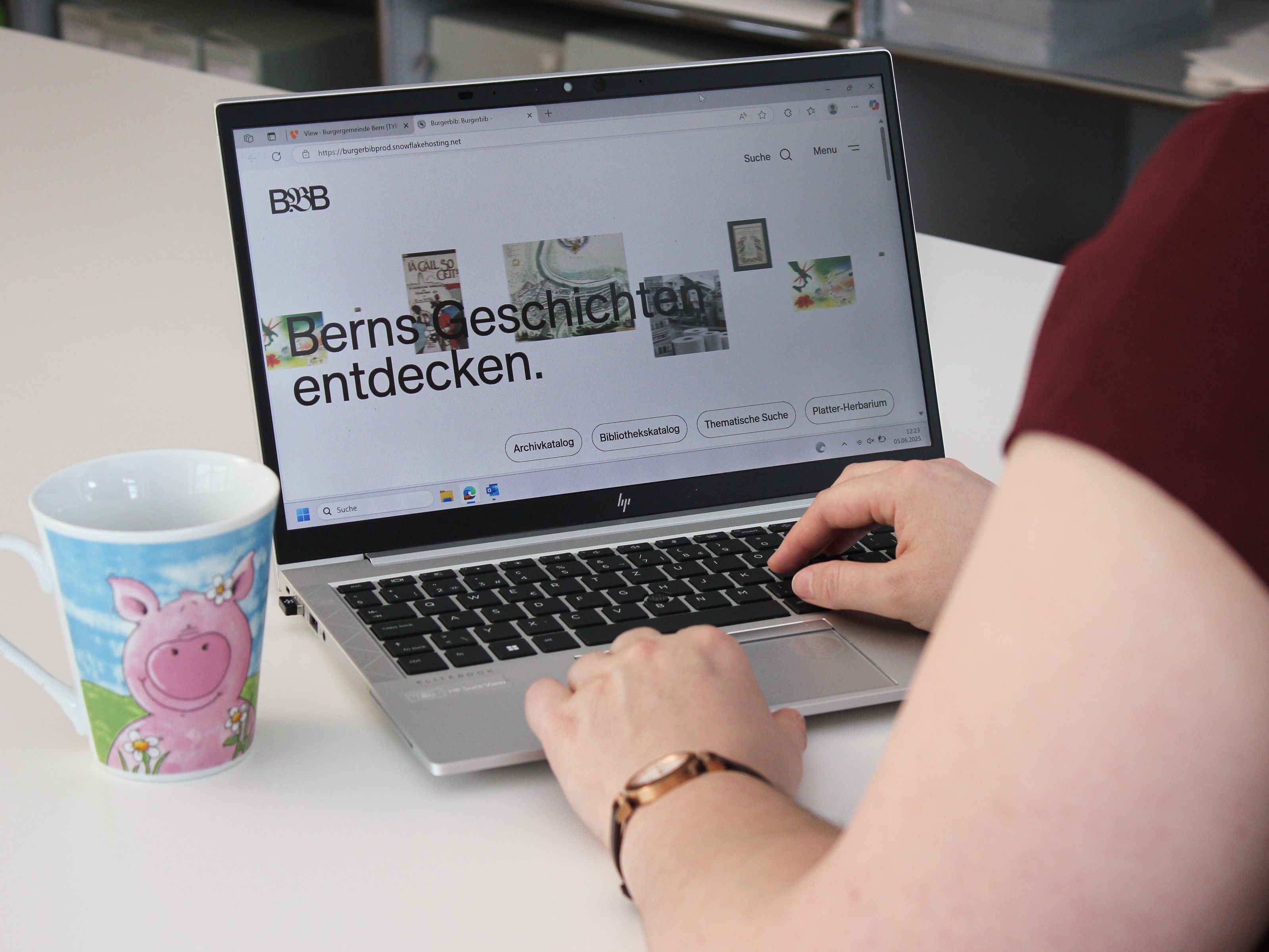 Eine Person, welche die Webseite der Burgerbibliothek Bern besucht.